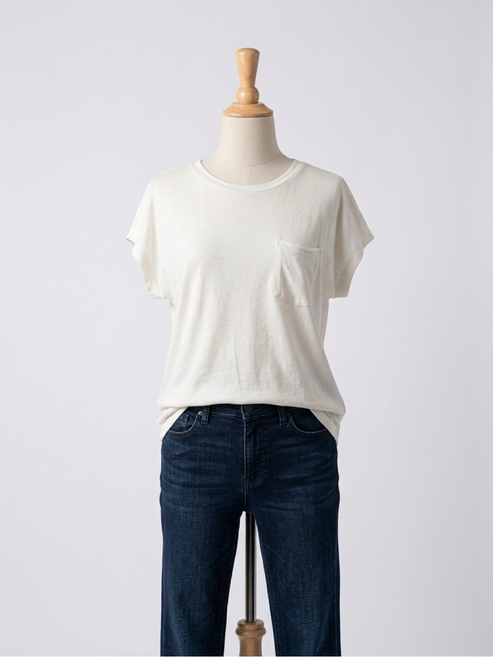 Super Soft White Pocket Tee – Relaxed Fit – Large